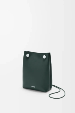 Loewe Сумка-мешок Pebble из гладкой телячьей кожи, зеленый