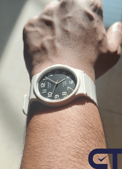 CASIO MQ-24UC-8B — классические аналоговые часы в матовом бежевом цвете