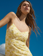 Мини-платье с цветочным кружевом - BERSHKA