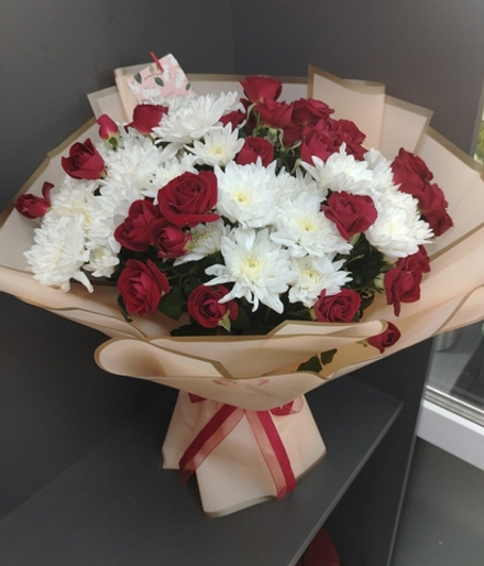 Микс хризантем и кустовых роз