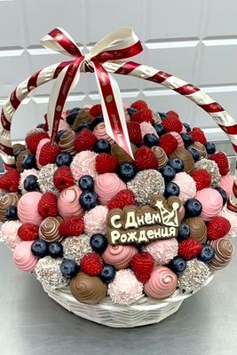 Корзина с клубникой в шоколаде "Клубничная принцесса"