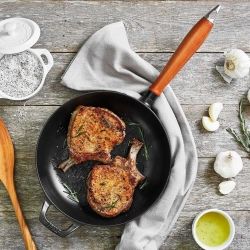 STAUB Сковорода чугунная с деревянной ручкой, 24 см. 40508-297-0