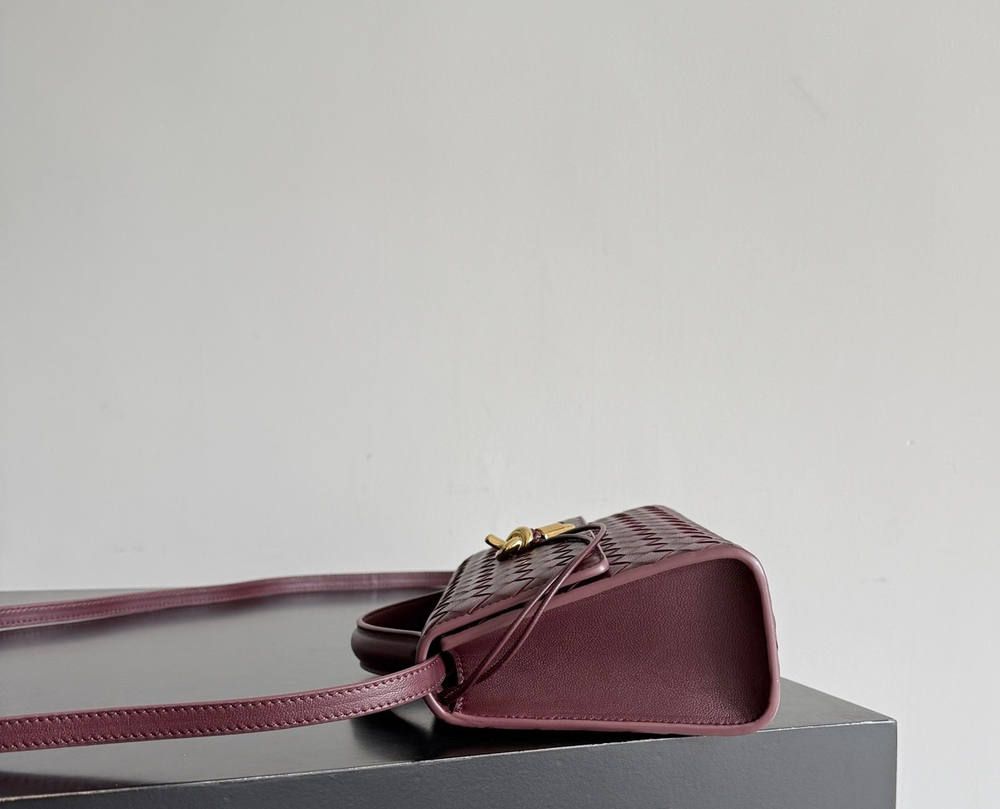 Сумка Bottega Veneta Andiamo Clutch — бордовая — фото 3