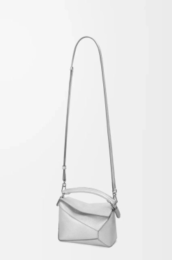 Loewe Мини-сумка Puzzle Edge из ламинированной овечьей кожи, серебряный