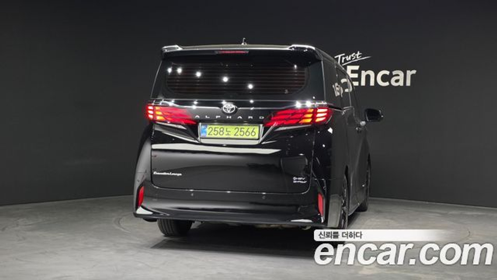Toyota Alphard 2.5 HEV Executive AWD — 2025