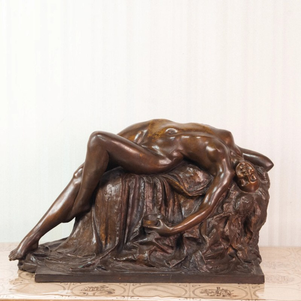 Скульптура «Обнаженная женская фигура с чашей»