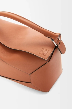 Loewe Сумка среднего размера Puzzle Edge из классической телячьей кожи, коричневый
