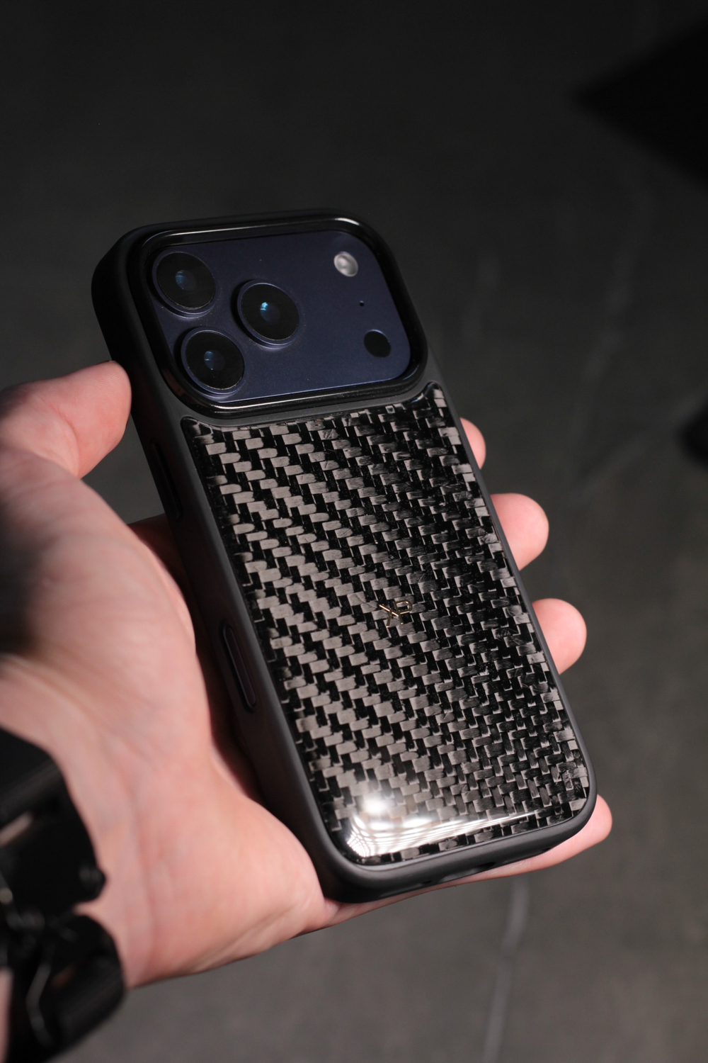 Чехол на iPhone 17 PRO с натуральным карбоном