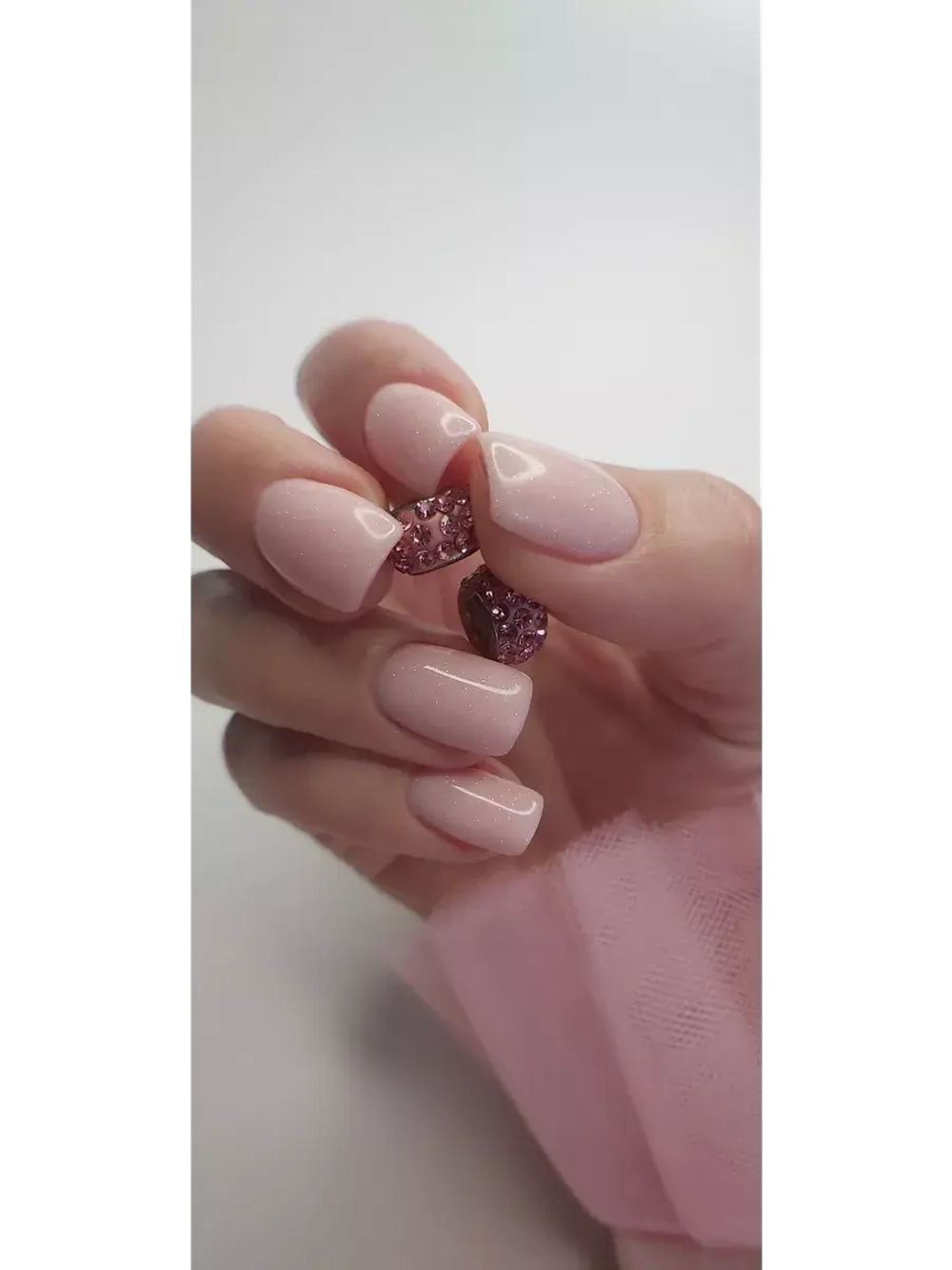 Каучуковая база для ногтей с шиммером.
