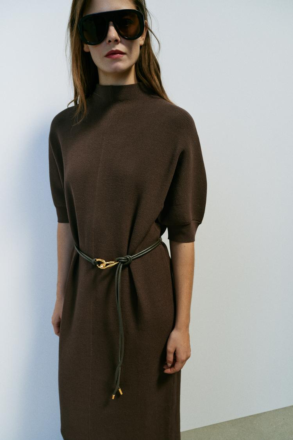ZARA ДЛИННОЕ ТРИКОТАЖНОЕ ПЛАТЬЕ С ПОЯСОМ, КОРИЧНЕВЫЙ