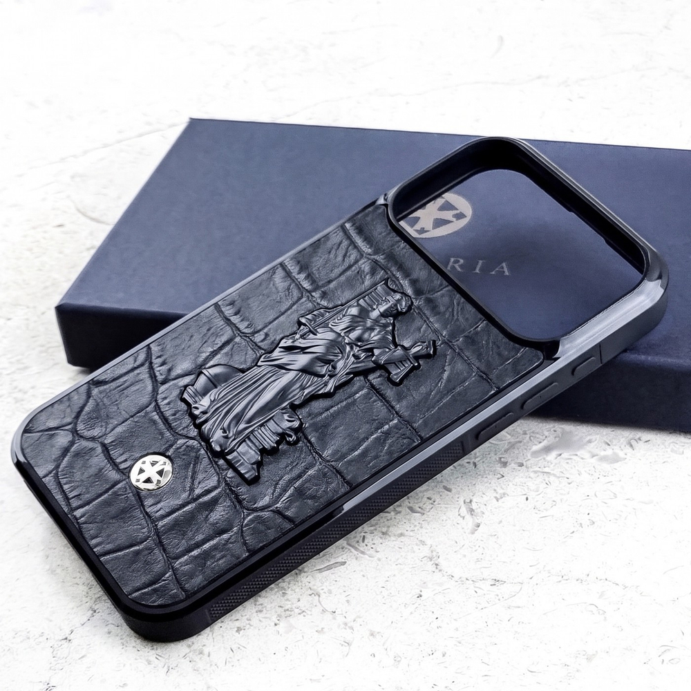 Чехол iPhone 18 Pro Euphoria Lawyer Themis CROC на фирменной коробке Euphoria — угловой ракурс, рёбра силикона, рельеф Фемиды, текстура кожи CROC, мрамор