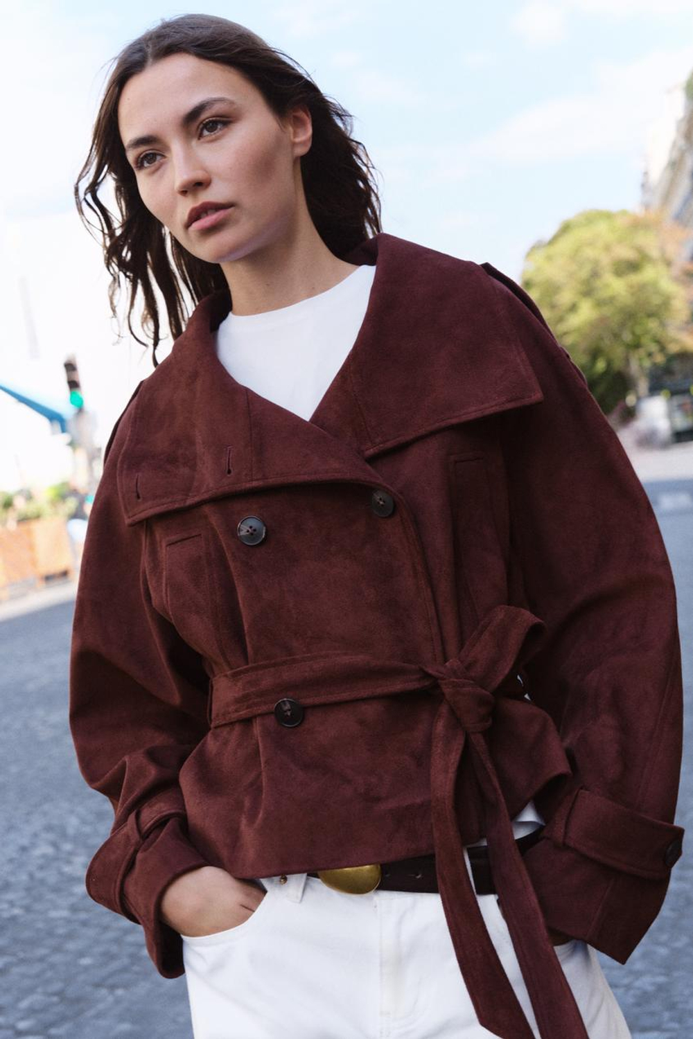 ZARA КУРТКА ИЗ ИСКУССТВЕННОЙ ЗАМШИ С ПОЯСОМ, БАКЛАЖАННЫЙ