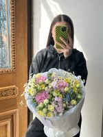 Букет из кустовых диантусов, маттиолы, окипеталума, кустовых роз и ромашки