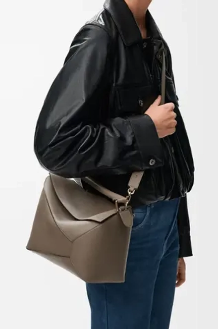 Loewe Сумка среднего размера Puzzle Edge из мягкой зернистой телячьей кожи, серо-коричневый
