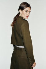 КОРОТКИЙ БЛЕЙЗЕР С ПОДПЛЕЧНИКАМИ — ZARA