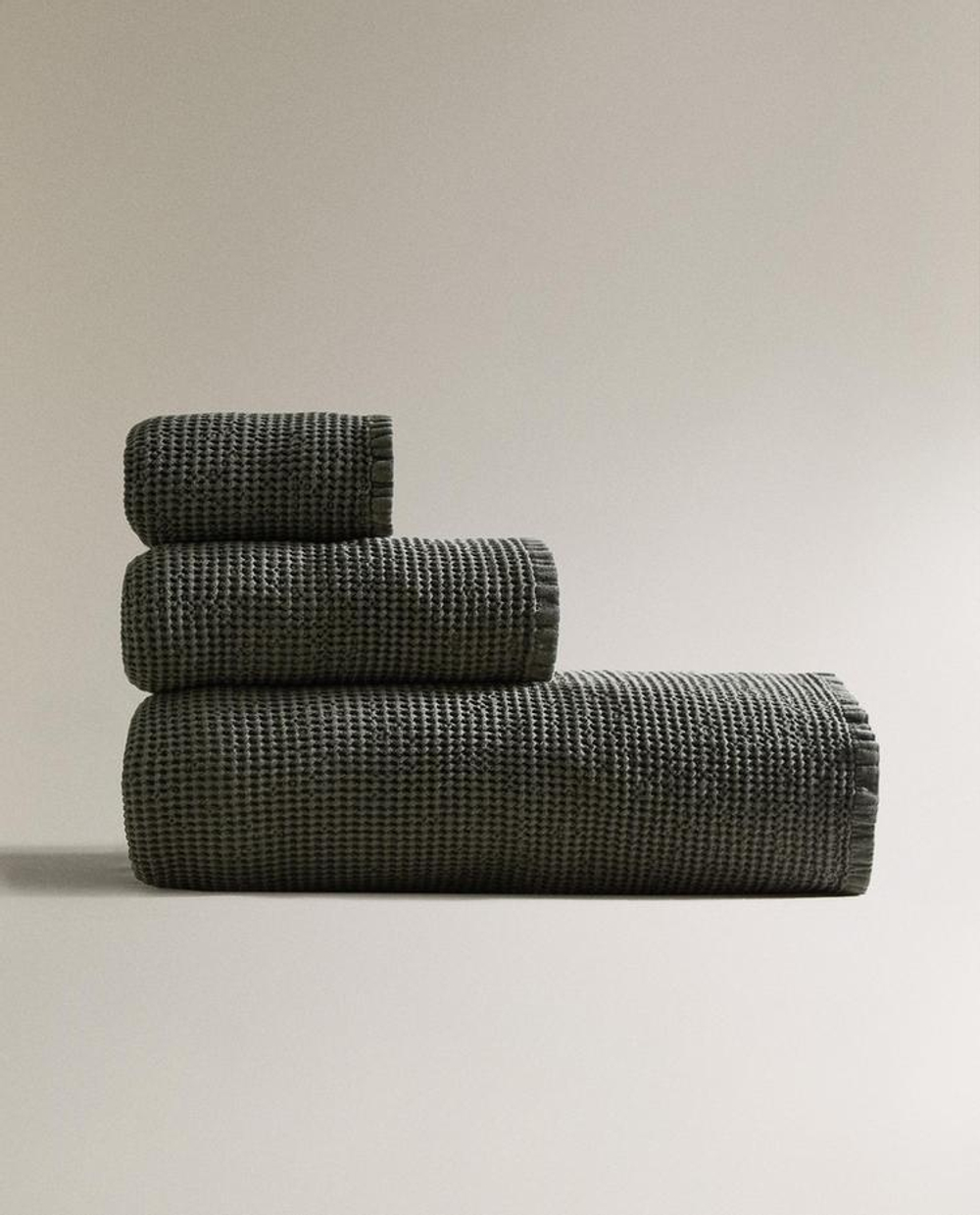 ZARA HOME БАННОЕ ПОЛОТЕНЦЕ С ВАФЕЛЬНЫМ УЗОРОМ, ТЕМНО-ЗЕЛЕНЫЙ