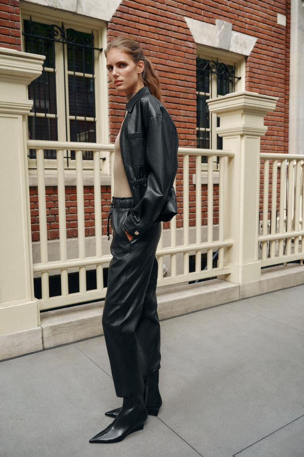 ZARA БРЮКИ ИЗ ИСКУССТВЕННОЙ КОЖИ С ЭЛАСТИЧНЫМ ПОЯСОМ, ЧЕРНЫЙ