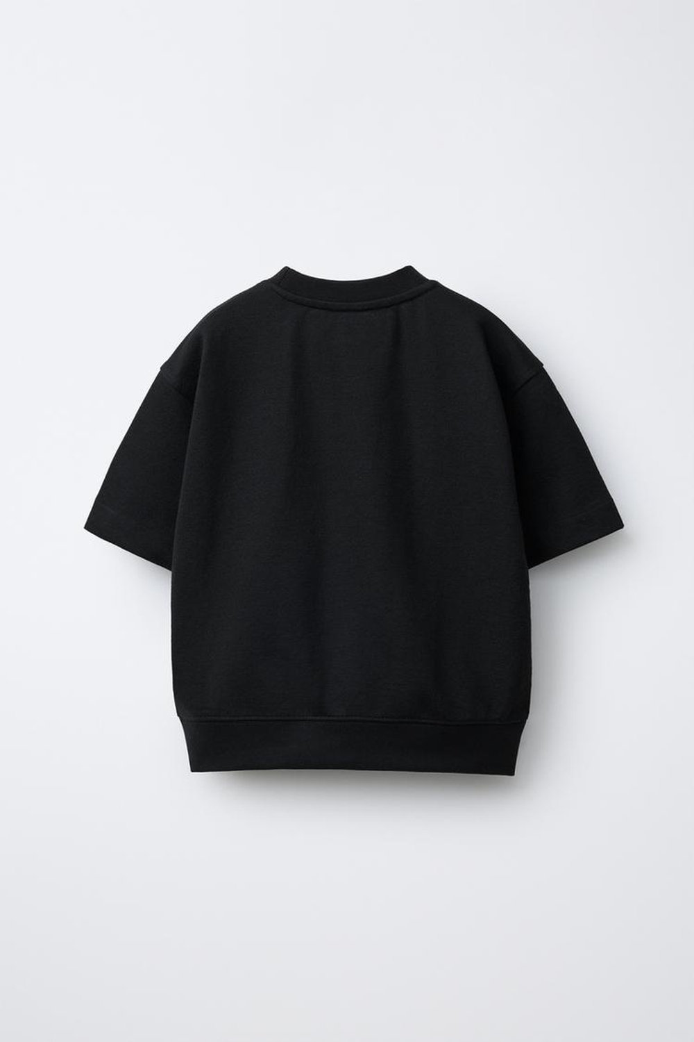 ZARA ТОЛСТОВКА С КОРОТКИМИ РУКАВАМИ И РЕЛЬЕФНОЙ НАДПИСЬЮ, ЧЕРНЫЙ