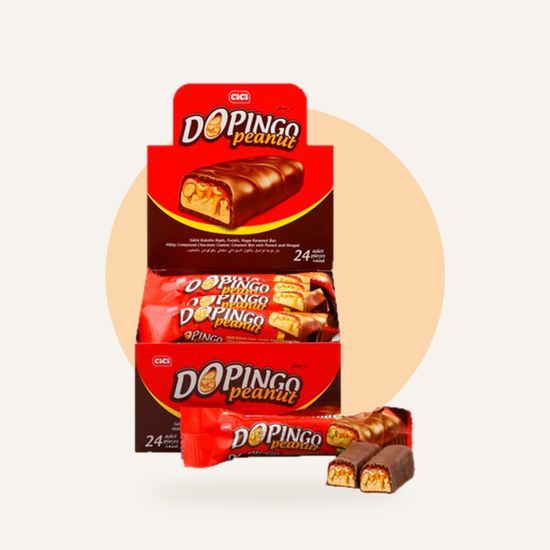 Шоколадный батончик Dopingo Peanut нуга — на фирменном фоне OH MY GEEK