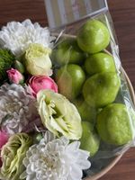 Цветочная композиция в коробке+ клубника в белом шоколаде со вкусом лайма