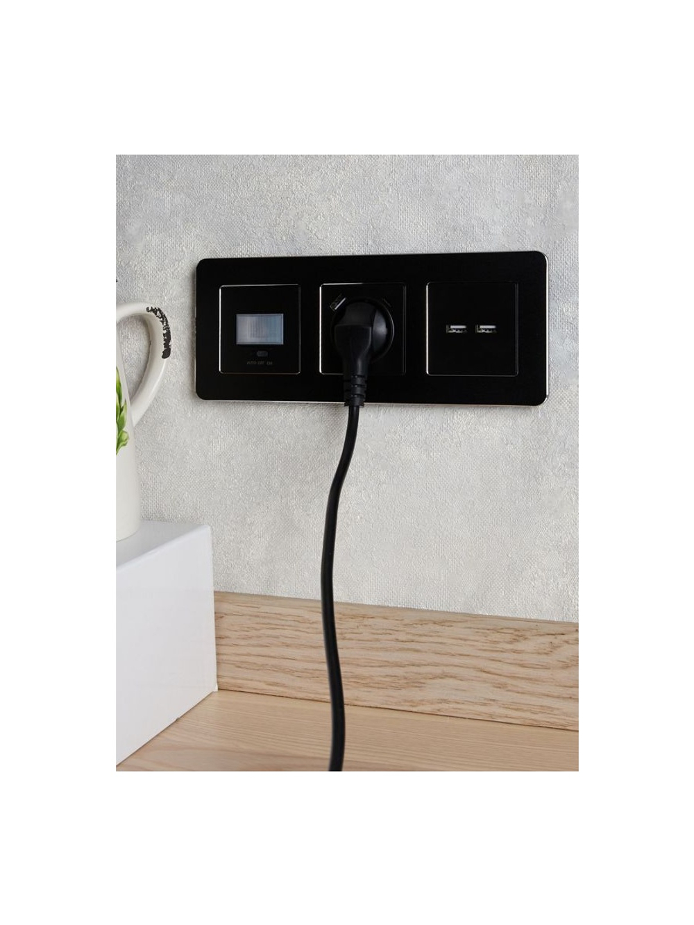 Розетка BRITE РЮш11-1-БрЧ 16А с USB A+C 18Вт с заземл. защ. шторки механизм черн. IEK BR-R14-16-U22-018-K02