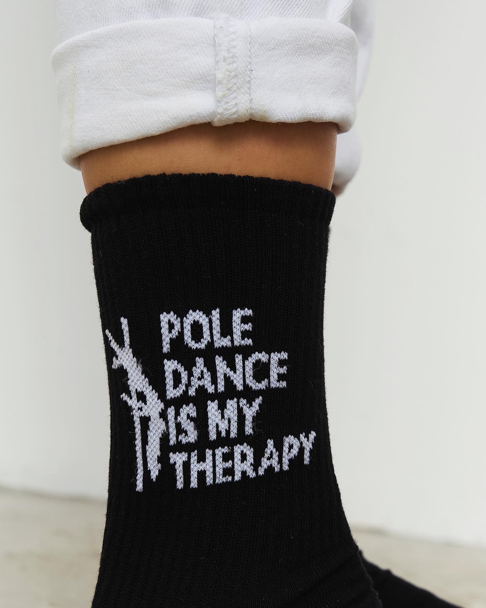 Носки женские высокие черные "POLE DANCE IS MY THERAPY"