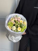 Букет из кустовых пионовидных роз, хризантемы, диантусов и лизиантуса