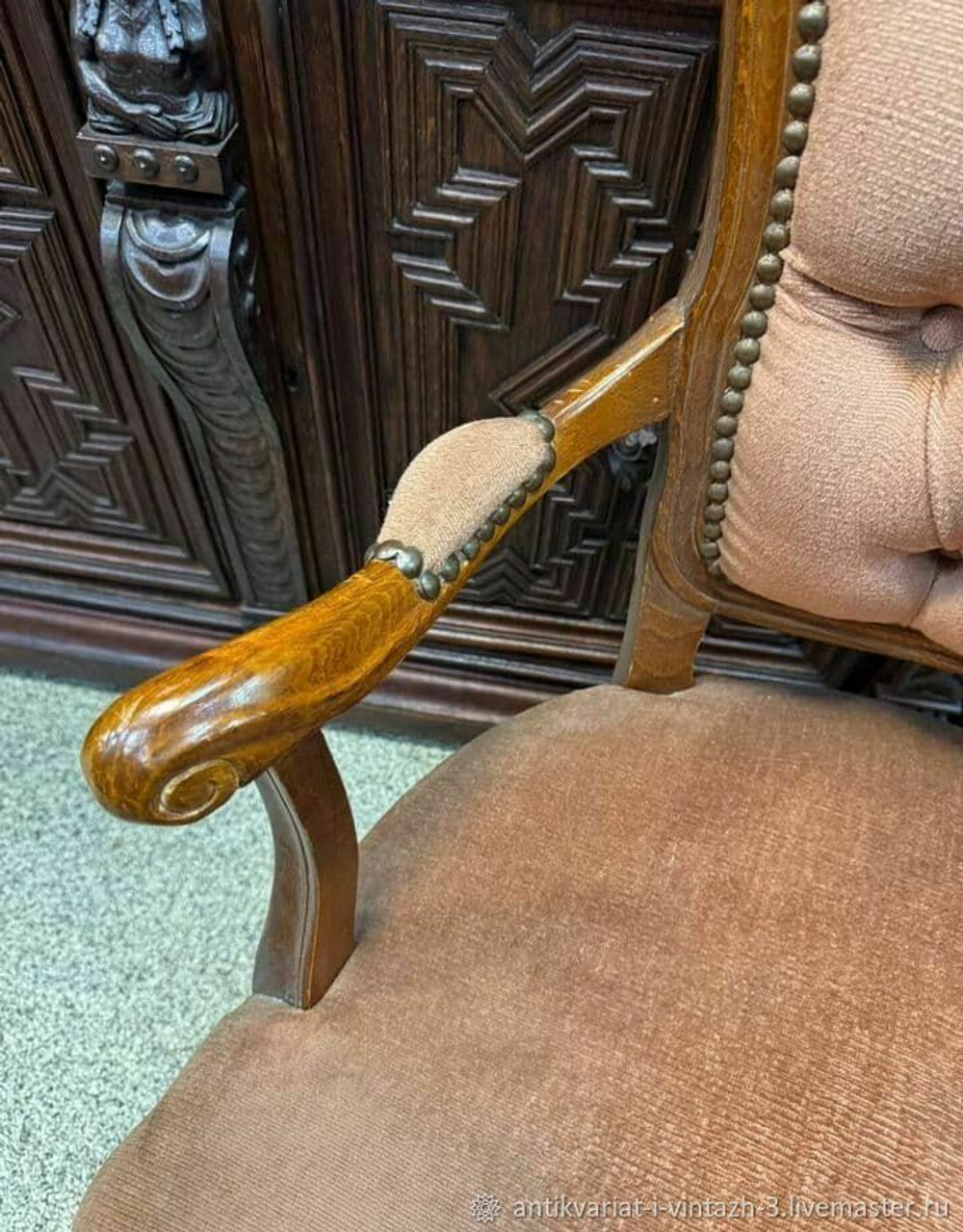 Старинное кресло