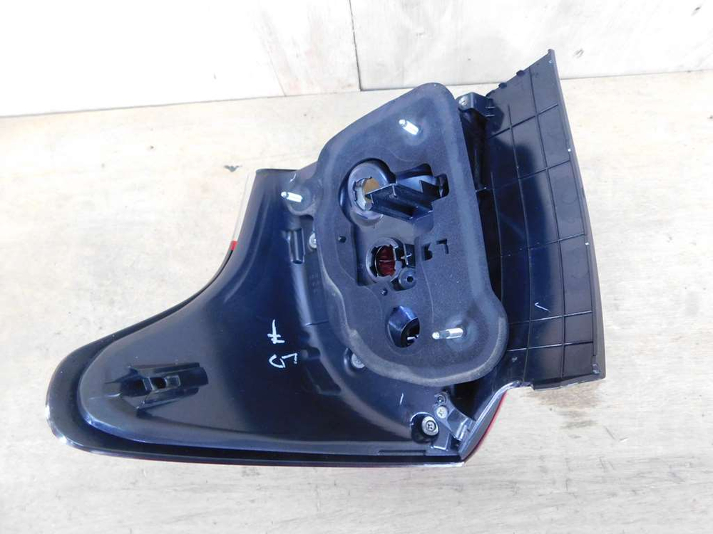 стоп левый Toyota Corolla Fielder NZE161 164 165 13-106