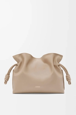 Loewe Большая сумка-клатч Flamenco из телячьей кожи наппа, песочный