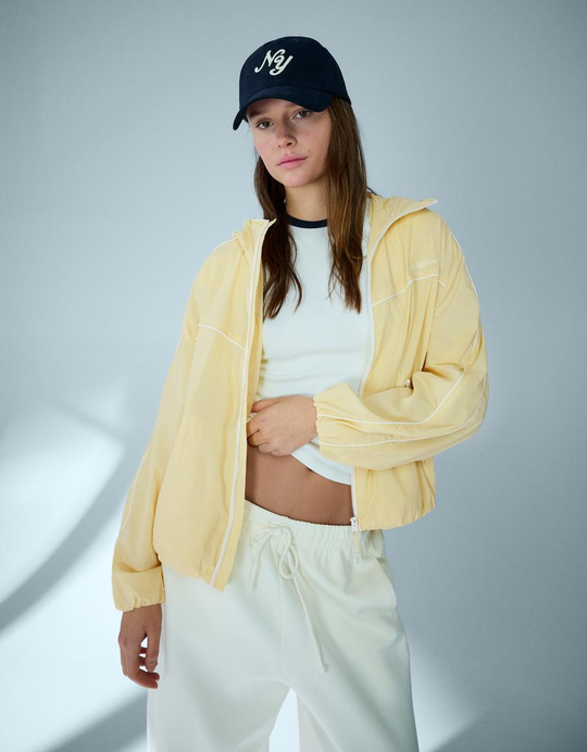 BERSHKA Спортивная куртка с капюшоном, желтый