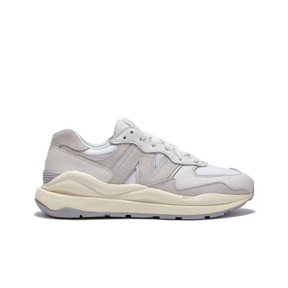 alt="Кроссовки New Balance 57/40 арт. 888785 белая расцветка Sea Salt с металлическим серебром вид спереди"