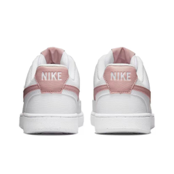 alt="Вышитый логотип Swoosh на Nike Court Vision Low Next Nature белые розовые"