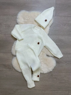 Костюм вязаный для малыша