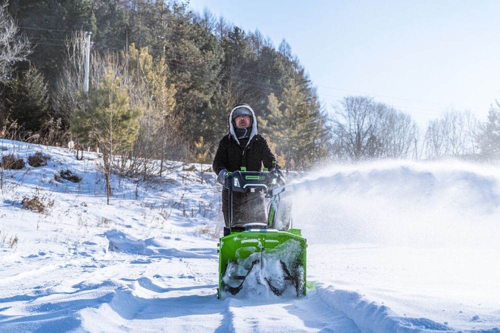 Снегоуборщик Greenworks GD82ST56, 82v, 61 см, в комплекте 3 шт. АКБ 5 А·ч и двойное ЗУ (самоходный ,аккумуляторный) 2602807U3B
