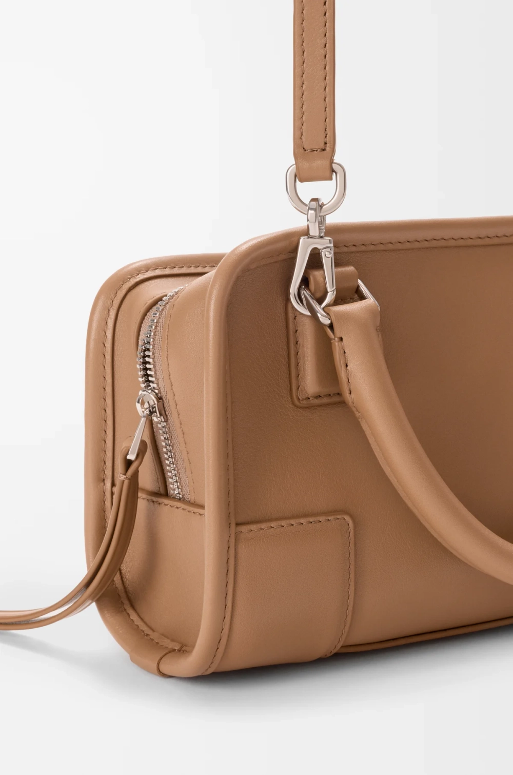 Loewe Мини-сумка Amazona 180 из мягкой телячьей кожи, мокко