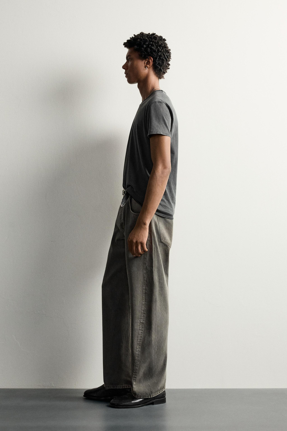 ФУТБОЛКА SLIM FIT С ЭФФЕКТОМ ПОТЕРТОСТИ — ZARA