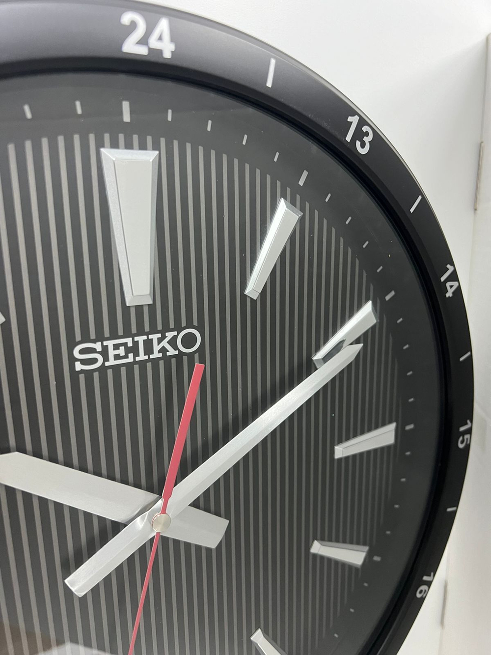 Настенные часы Seiko QXA802K