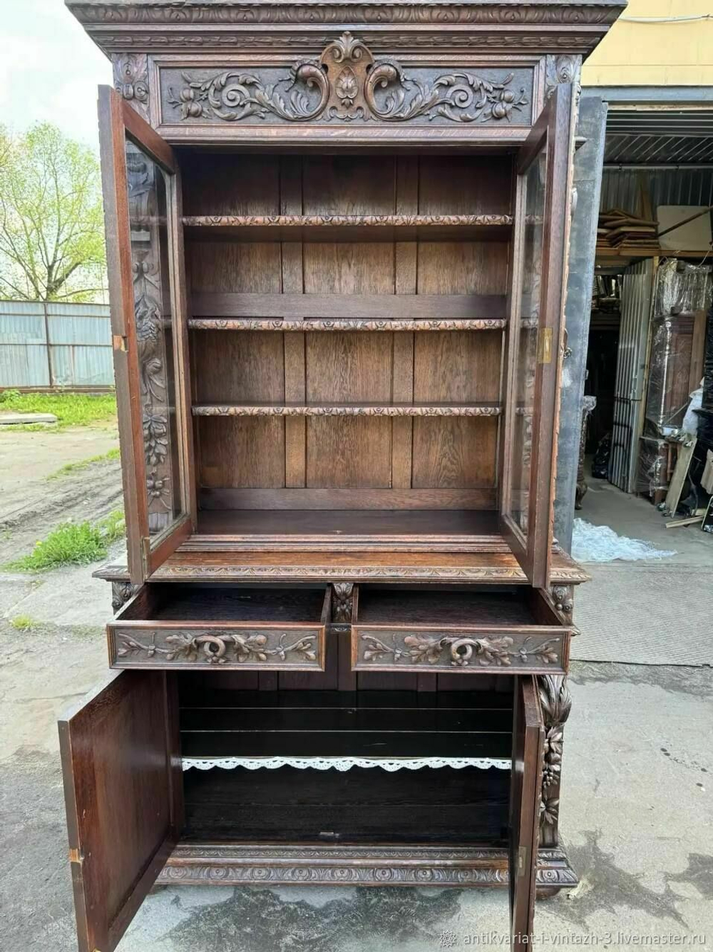 Антикварный книжный шкаф