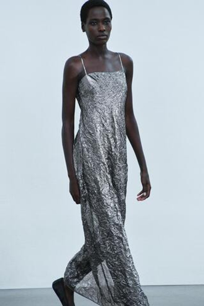 ДЛИННОЕ ПЛАТЬЕ С МЕТАЛЛИЧЕСКИМ БЛЕСКОМ И ЖАТОЙ ФАКТУРОЙ — ZARA