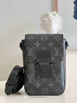 Сумка-бумажник серая с чёрной отделкой от Louis Vuitton S-Lock Vertical BP5-088211