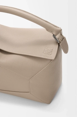 Loewe Сумка среднего размера Puzzle Edge из мягкой зернистой телячьей кожи, цвет глины
