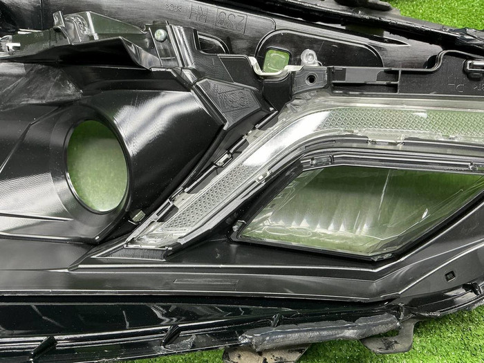 Стекло и корпус фары Toyota Camry xv70 (2017-2024)
