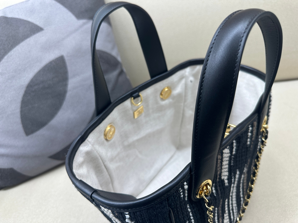 Женская сумка-корзинка Chanel из канваса — чёрная, 21 см — фото 4
