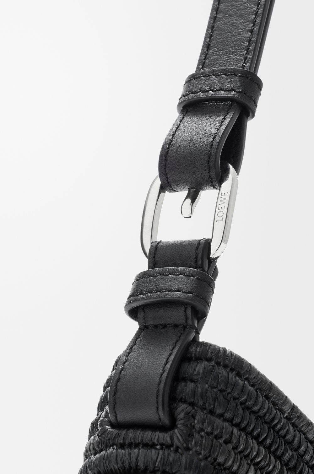 Loewe Сумка среднего размера Swing из рафии и телячьей кожи, черный