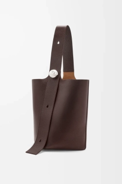 Loewe Большая сумка-ведро Pebble в мягкой зернистой телячьей коже, темно-коричневый
