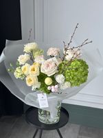 Букет сборный из кустовых пионовидных роз, гортензии, веток прунуса и диантусов