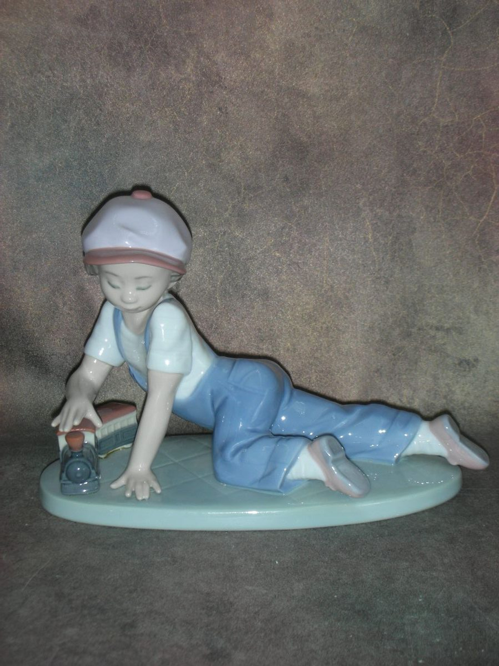 Статуэтка. Фарфор. Мальчик с паровозиком. Lladro. Испания