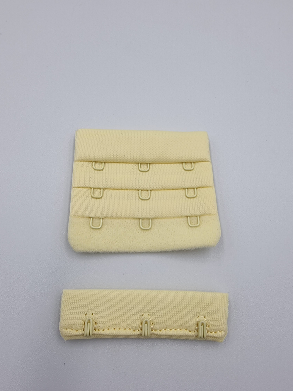 Застёжка тканевая на 3 крючка светло-желтая 57 мм (Pantone 11-0616 TPG)