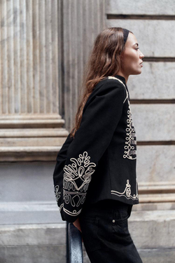ZARA КУРТКА С ВЫШИВКОЙ И ПОДПЛЕЧНИКАМИ, БЕЛЫЙ/ЧЕРНЫЙ